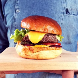 Le Marmite Burger et frites artisanales — plat signature du foodtruck La Marmite Mobile